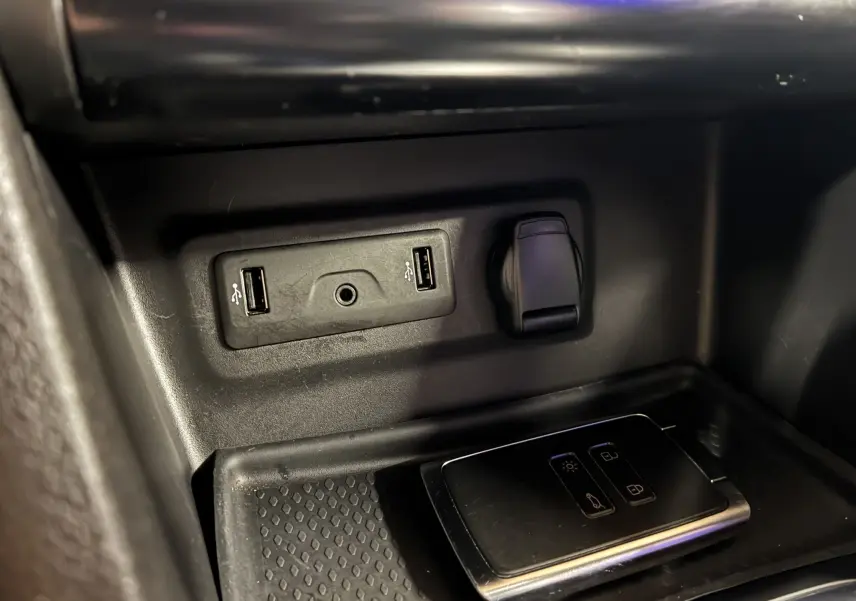 Détail de la console centrale noire d'une Renault Mégane IV RS 280 blanche, montrant prises USB et clé électronique.