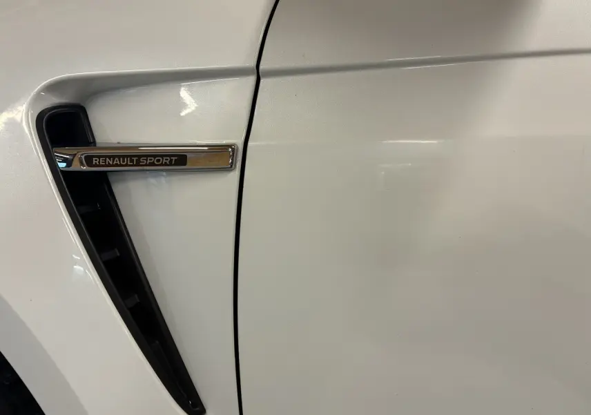 Gros plan sur la prise d'air latérale gauche blanche avec l’inscription chromée Renault Sport sur une Renault Mégane IV RS 280 EDC6.