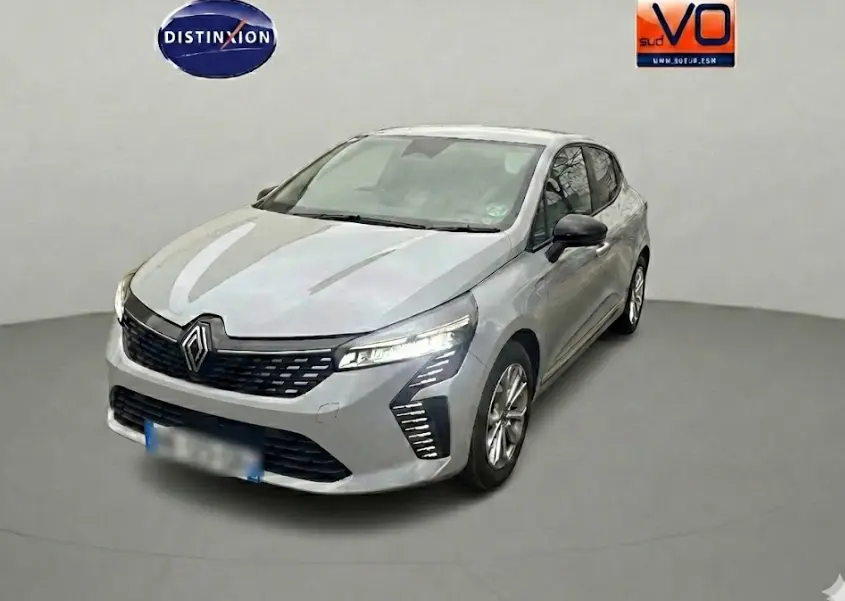 Renault Clio V Blue dCi gris vue 3/4 avant droit, avec phares LED et calandre noire distinctive.