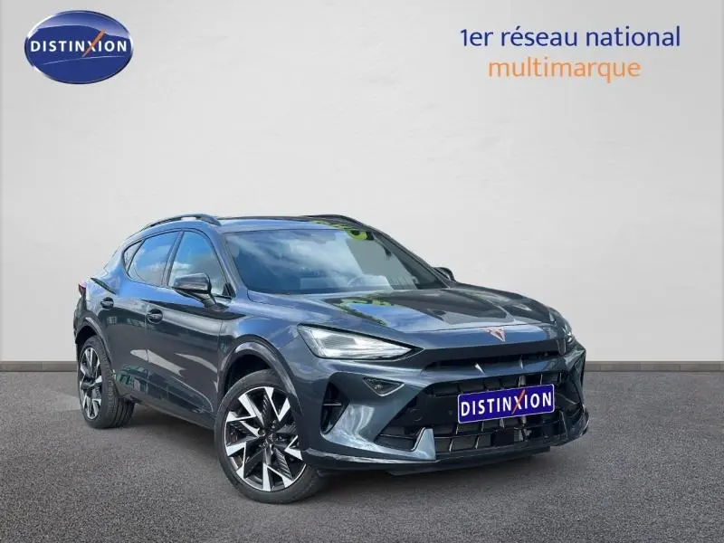 Vue 3/4 avant droite d'un CUPRA Formentor gris magnétique métallisé avec jantes alliage et calandre sportive.