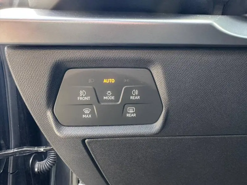 Panneau de commandes d’éclairage intérieur noir avec mode automatique allumé, sur CUPRA Formentor gris Magnétique.