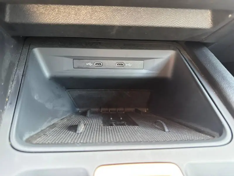 Vue rapprochée de la console centrale du CUPRA Formentor 2025 montrant deux ports USB-C intégrés dans un compartiment noir.