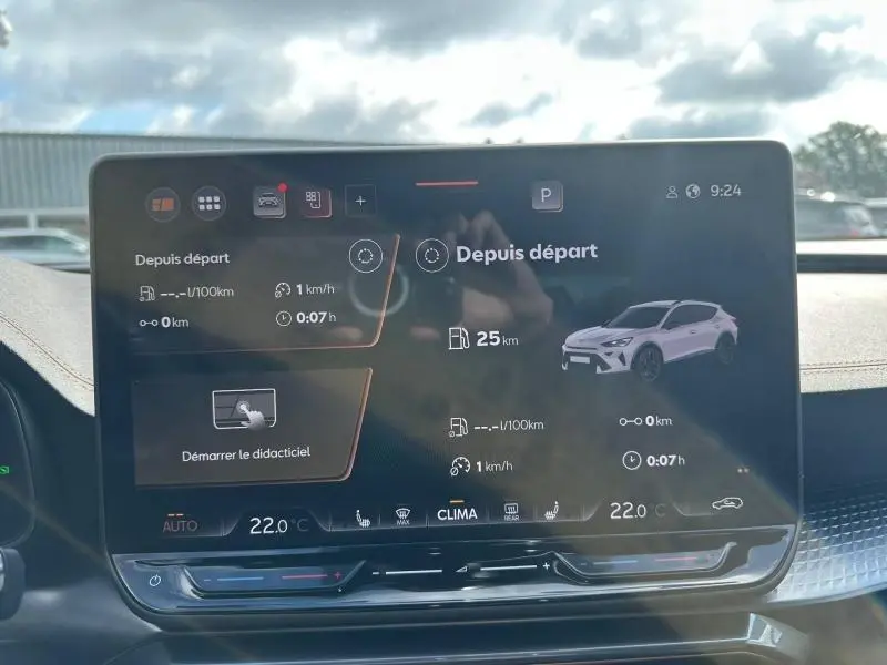 Écran tactile intérieur du tableau de bord de la CUPRA Formentor 1.5 eTSI Hybrid 2025 affichant les données de trajet.