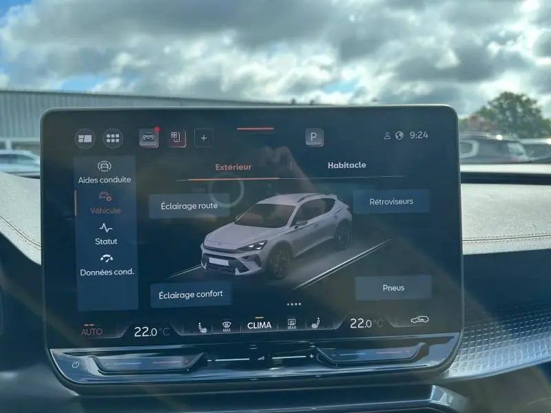 Écran tactile intérieur montrant la configuration extérieure d’un CUPRA Formentor gris métallisé en vue 3/4 avant.