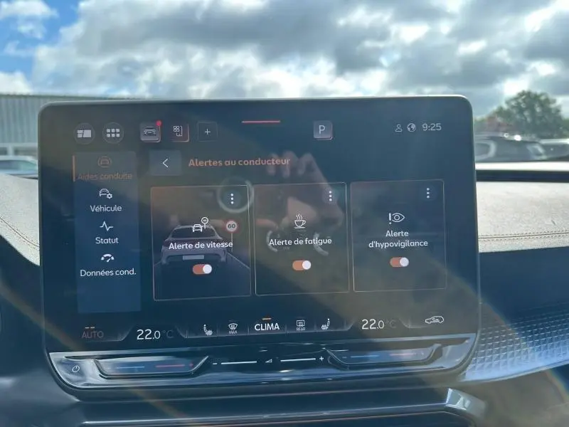 Écran tactile central du tableau de bord du CUPRA Formentor 2025 affichant les alertes au conducteur.