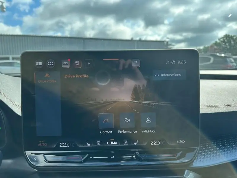 Écran tactile central du tableau de bord du CUPRA Formentor 1.5 eTSI Hybrid en mode Drive Profile, vue de face.