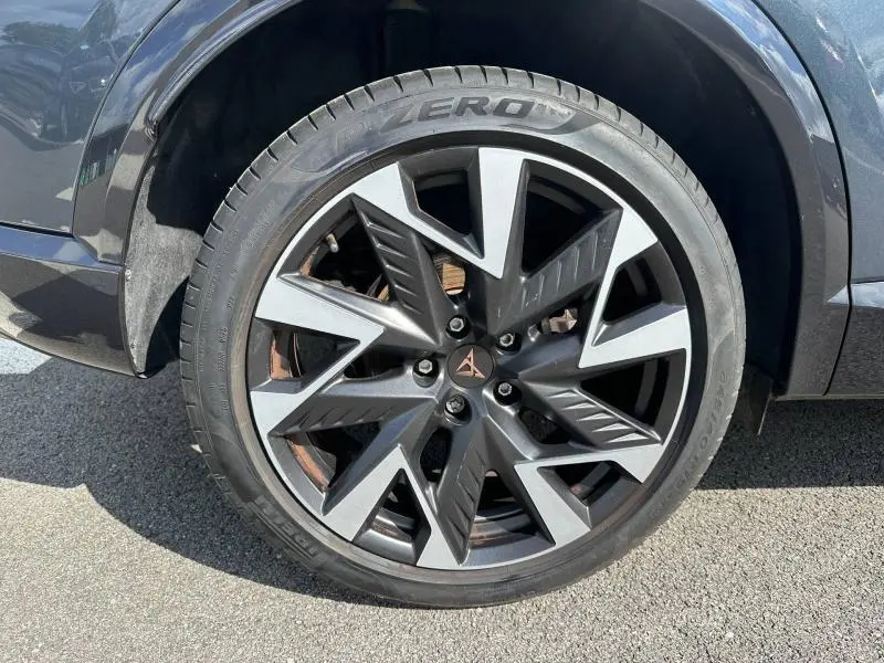 Gros plan sur la roue avant droite de la CUPRA Formentor gris magnétique avec jante alu au design étoilé bicolore.