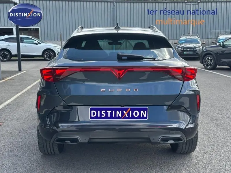Vue arrière d'une CUPRA Formentor gris magnétique métallisé avec feux LED et double sortie d'échappement.