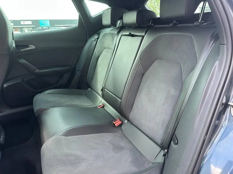 Vue côté droit de la banquette arrière en textile et TEP noir asphalte dans la CUPRA Formentor 2025.