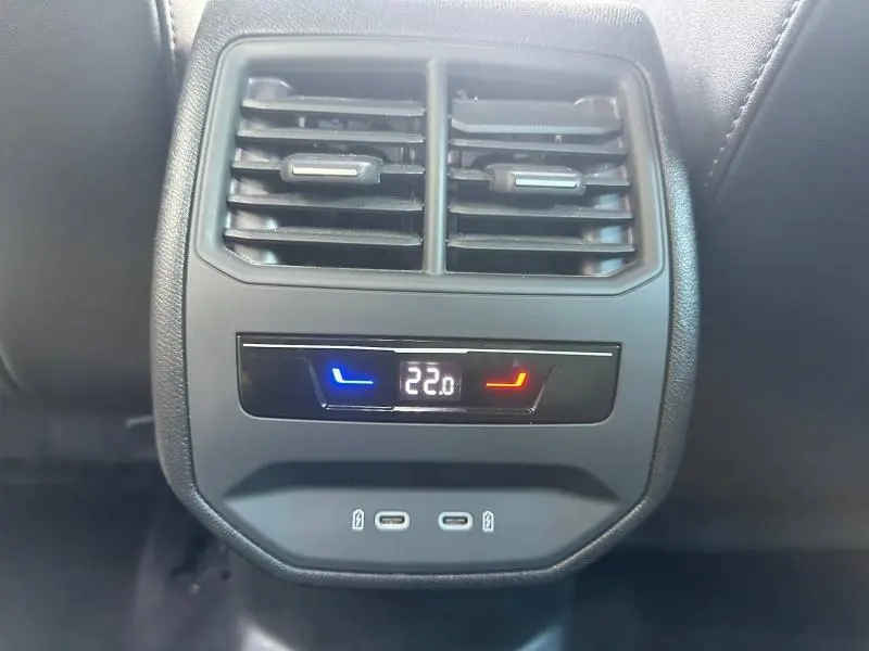 Détail de la console arrière du CUPRA Formentor 2025 avec réglage climatisation et ports USB-C visibles.