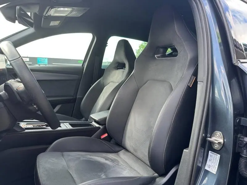Vue intérieure côté conducteur du CUPRA Formentor 1.5 eTSI Hybrid 2025 avec sièges sport en textile noir Asphalte.