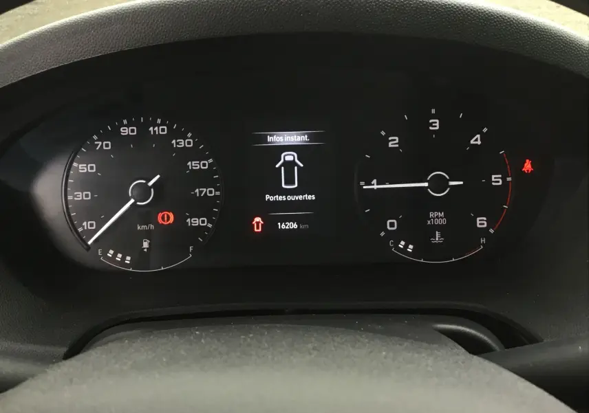 Tableau de bord du Fiat Ducato Fourgon 2024 montrant compteurs et écran indiquant portes ouvertes et 16 206 km.