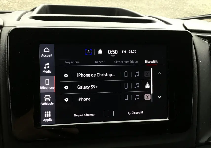 Écran tactile central du Fiat Ducato Fourgon blanc 2024 affichant le menu téléphone avec plusieurs appareils connectés.