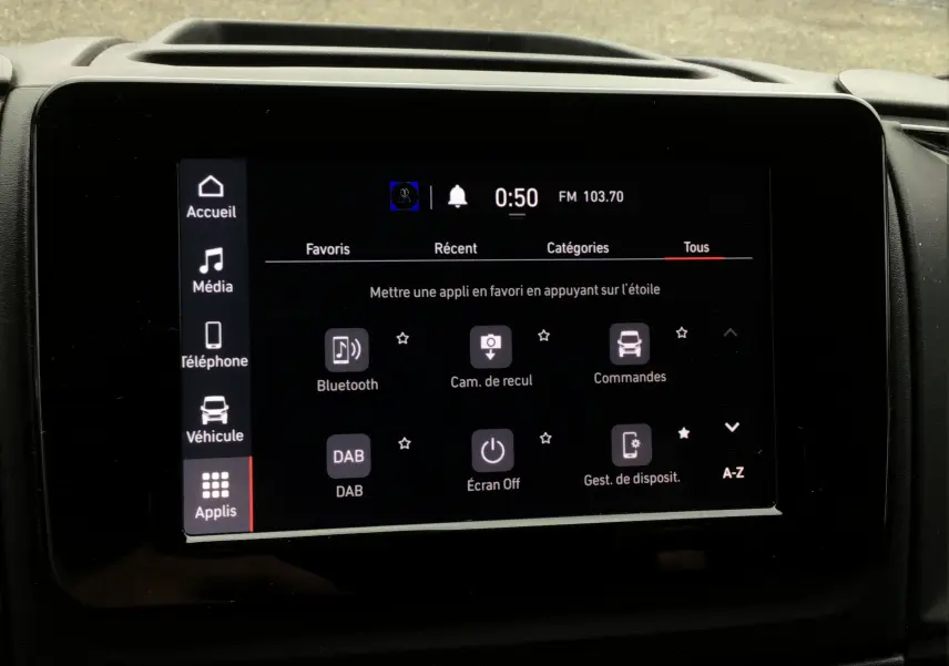 Écran tactile central du tableau de bord du Fiat Ducato blanc, affichant les applications multimédia et véhicule.