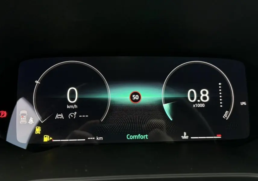 Tableau de bord numérique 10 pouces du Renault Captur 2025 affichant la vitesse, régime moteur et mode de conduite Comfort.