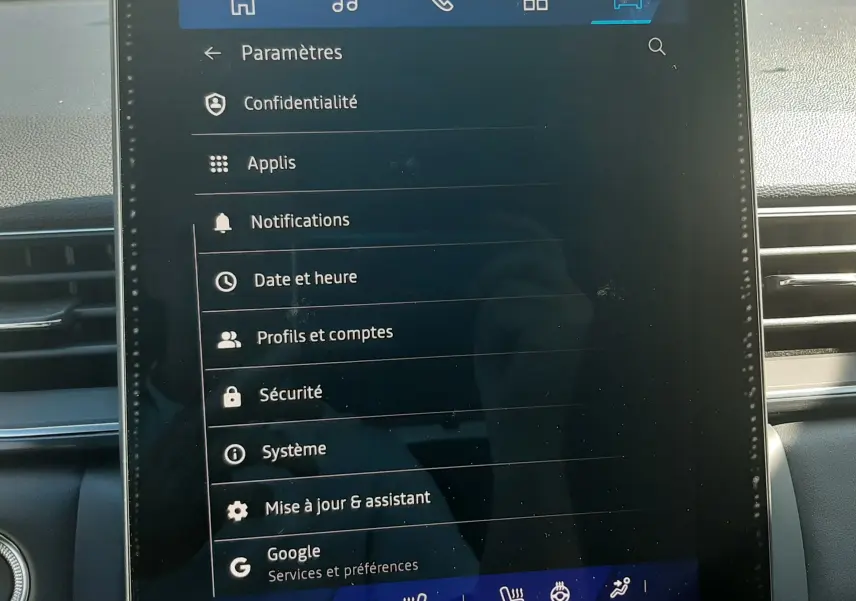 Écran tactile central du tableau de bord du Renault Symbioz gris cassiopée, affichant les paramètres du système multimédia Harman Kardon.