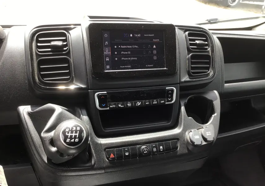 Tableau de bord du Fiat Ducato Fourgon 2024 avec boîte manuelle, écran tactile central et commandes climatisation visibles.
