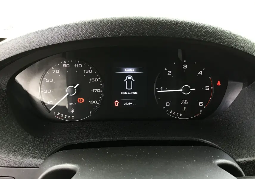 Tableau de bord du Fiat Ducato Fourgon 2024 montrant vitesse, compte-tours et alerte porte ouverte à 23 259 km.
