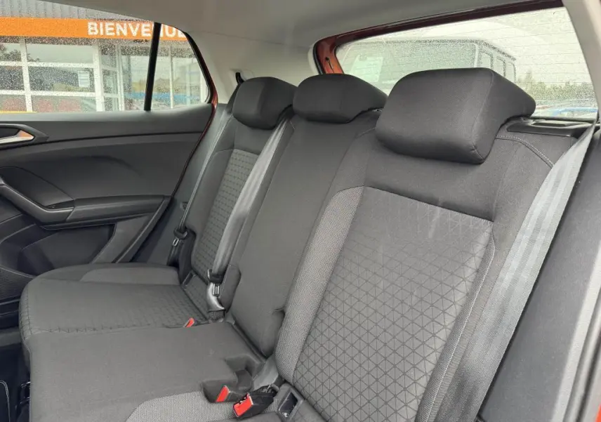 Vue intérieure côté gauche de la banquette arrière tissu gris du Volkswagen T-Cross 1.0 TSI 110 Active orange 2021.