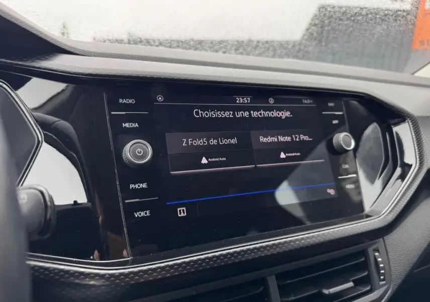 Écran tactile central du Volkswagen T-Cross 2021 affichant le choix de connexion Android Auto, intérieur noir.