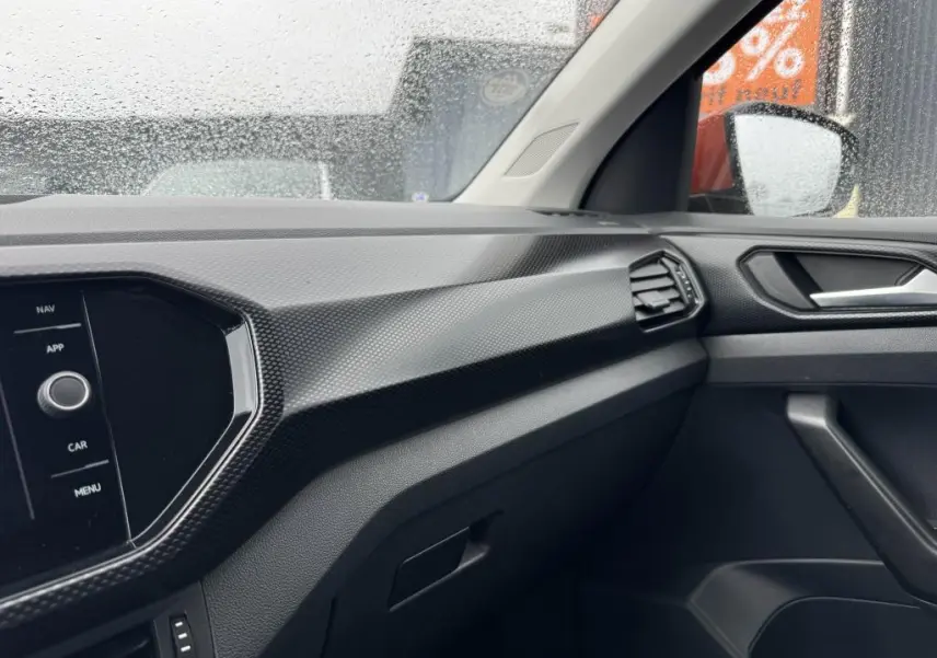 Vue intérieure côté passager du tableau de bord noir texturé du Volkswagen T-Cross 1.0 TSI 110 Active 2021