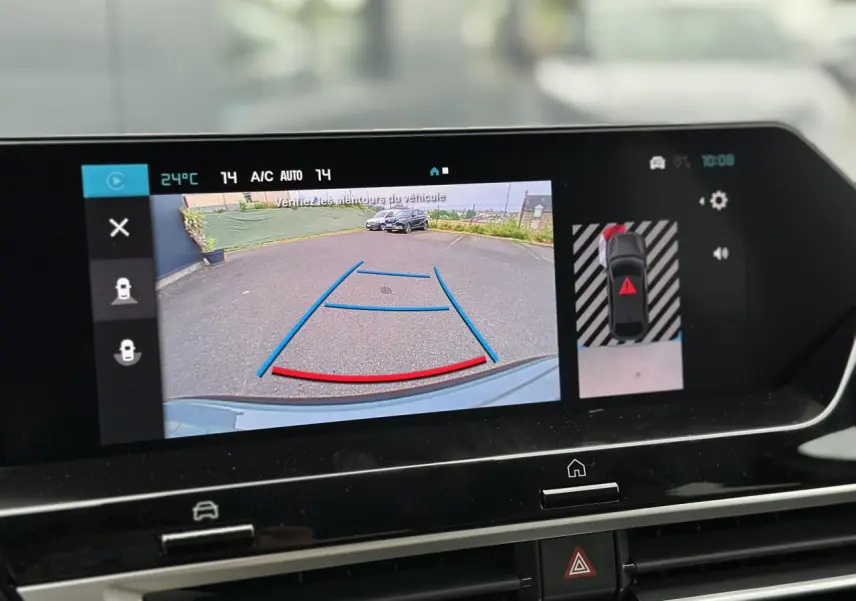 Écran tactile montrant la caméra de recul du Citroën C4 Manhattan Green avec guidage de trajectoire en bleu et rouge.
