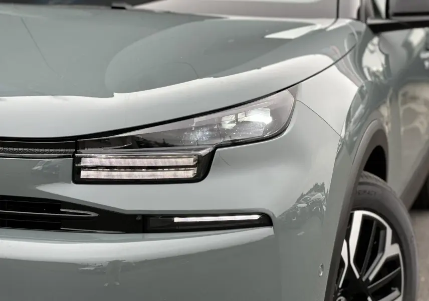 Gros plan sur l'avant droit du Citroën C4 Manhattan Green avec ses phares LED et jante alliage 18 pouces.