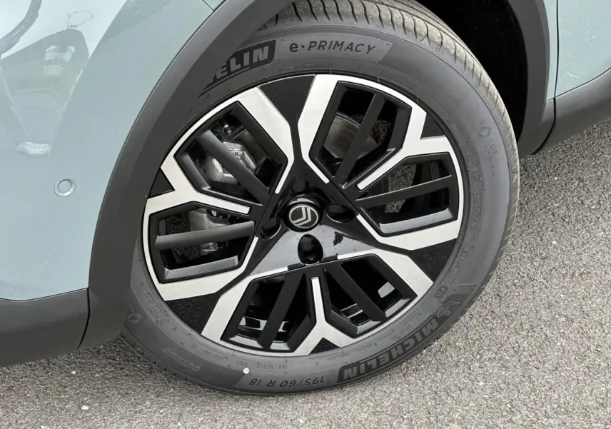 Gros plan sur la jante alliage 18'' AMBER diamantée noire et argentée du côté avant droit d'une Citroën C4 Manhattan Green.