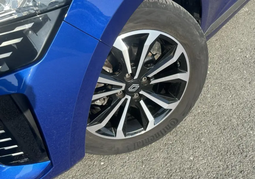 Gros plan sur la roue avant droite de la Renault Clio TCE 90 Techno Bleu Iron avec jante alliage diamantée 16 pouces.