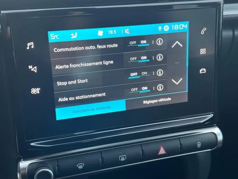 Écran tactile central de la Citroën C3 2023 gris, affichant les réglages d’aides à la conduite et fonctions activées.