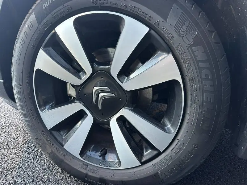 Gros plan sur la jante alliage gris et noir d'une Citroën C3 2023 avec logo Citroën au centre et pneu Michelin visible.