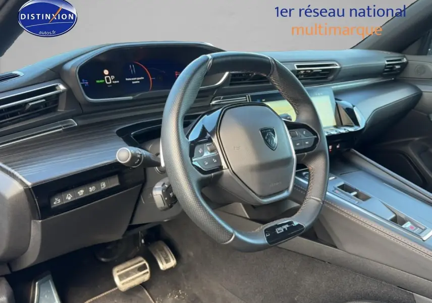 Intérieur de la Peugeot 508 Hybrid 225 GT 2024, vue côté conducteur sur le volant cuir et tableau de bord moderne.