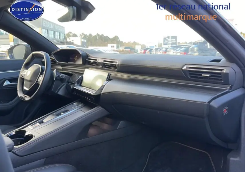 Intérieur côté passager de la Peugeot 508 Hybrid gris titane, tableau de bord moderne avec inserts carbone et écran tactile.