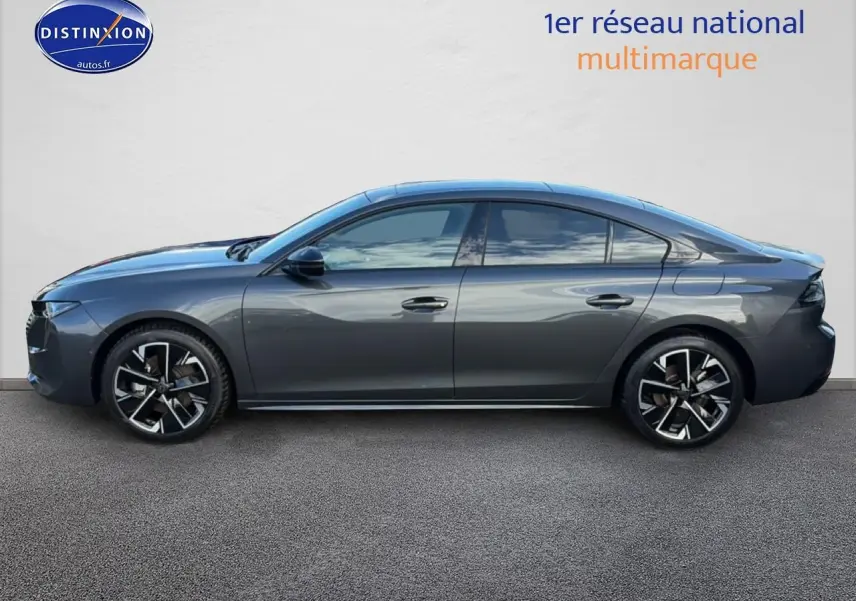Peugeot 508 Hybrid 225 GT e-EAT8 gris titane vue de profil côté gauche avec jantes alliage noires et chromées.