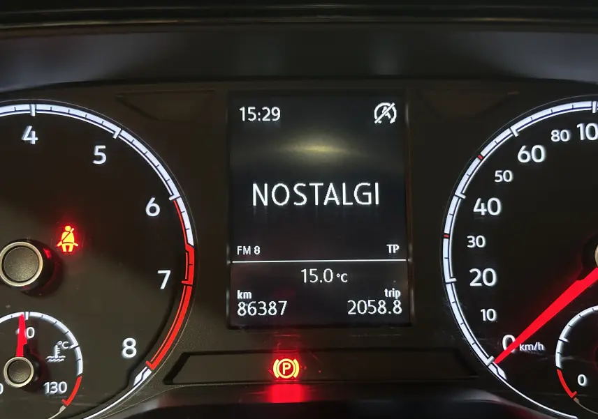 Tableau de bord de Volkswagen Polo gris 2018, affichage central avec radio NOSTALGI et compteurs tachymètre et vitesse.