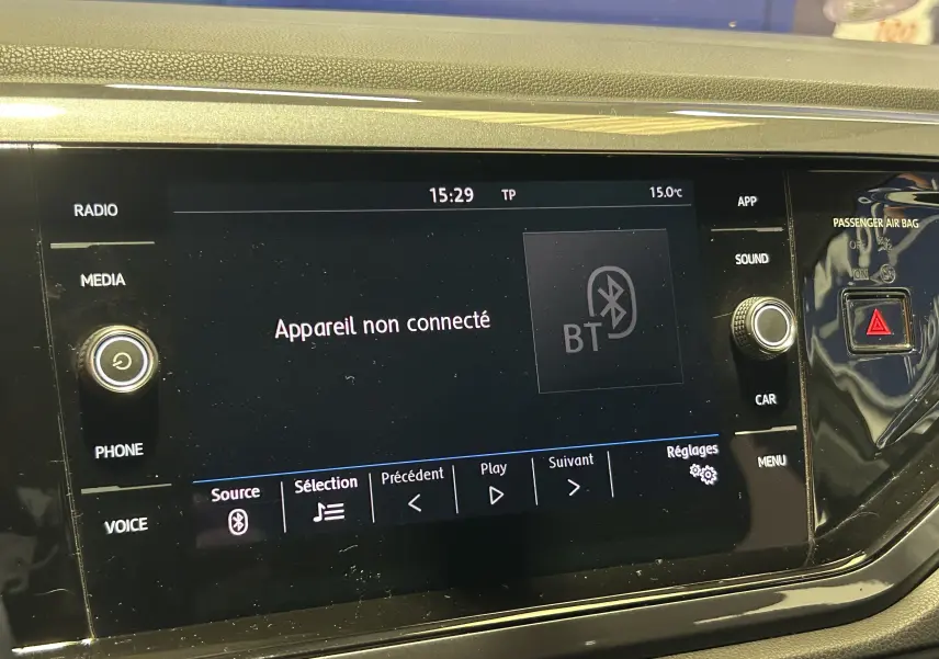 Vue rapprochée de l’écran tactile multimédia noir de la Volkswagen Polo 2018 affichant "Appareil non connecté".