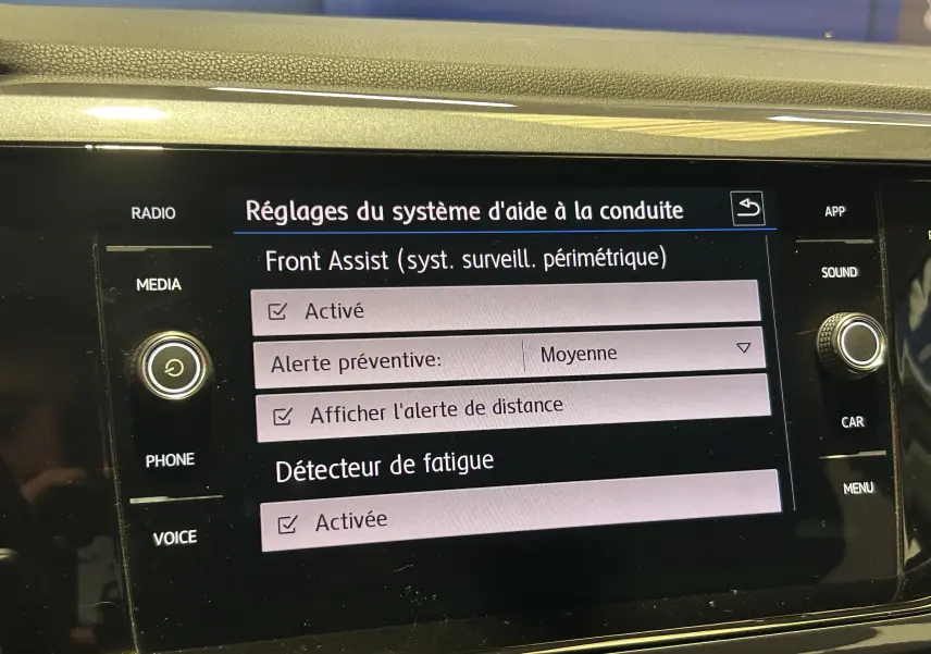 Écran tactile central de la Volkswagen Polo 2018 affichant les réglages d’aide à la conduite avec options activées.
