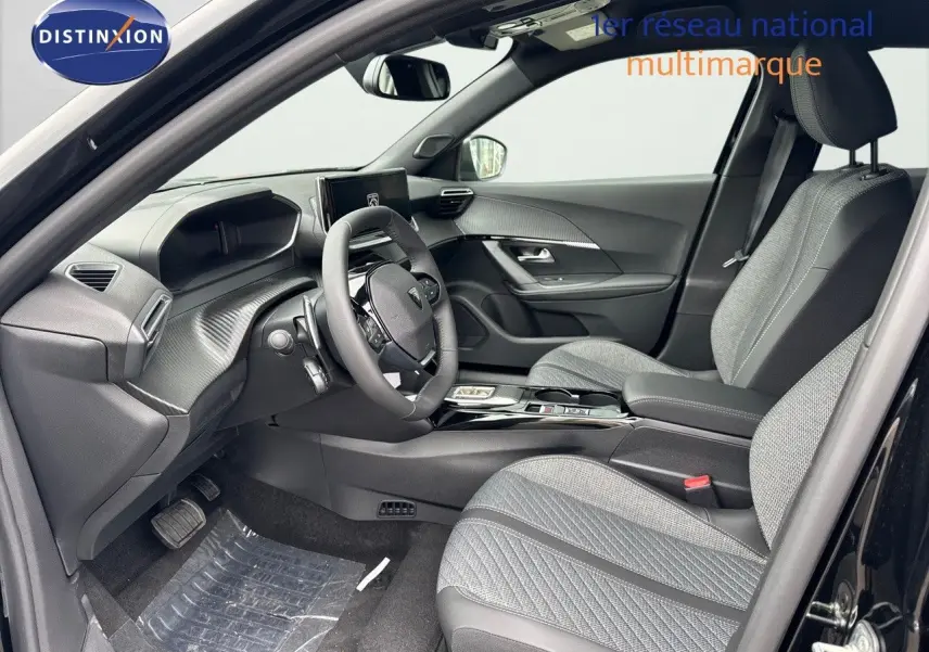 Intérieur avant droit du Peugeot 2008 Hybrid 136ch Allure noir métal, sièges gris et tableau de bord moderne.