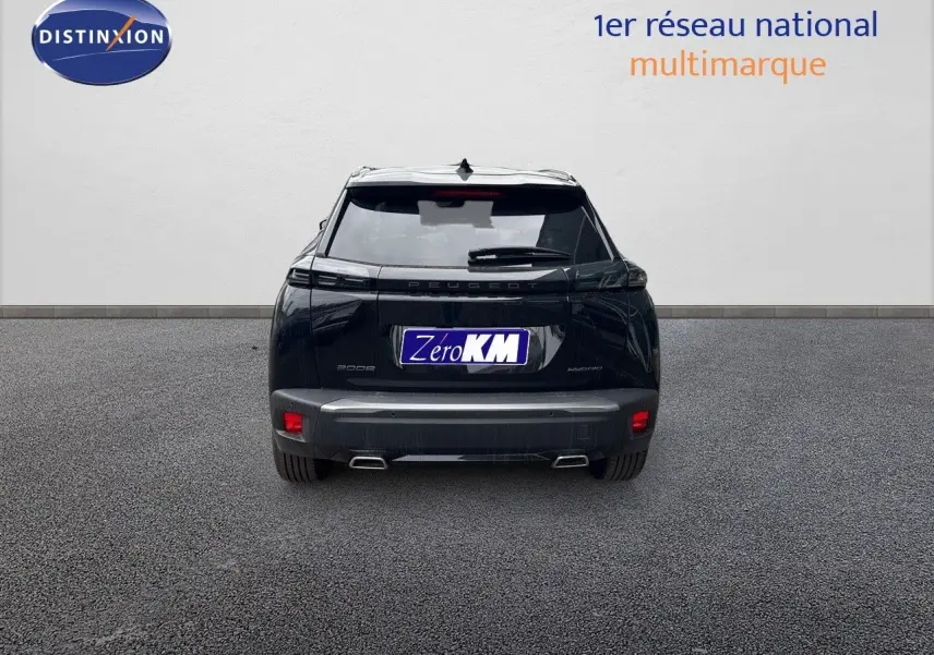 Vue arrière d'un Peugeot 2008 noir métal hybride 2025 avec feux LED et double sortie d'échappement intégrée.