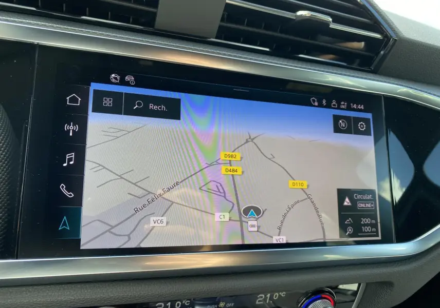 Écran tactile MMI navigation plus affichant une carte, intérieur noir du tableau de bord Audi Q3 2024.