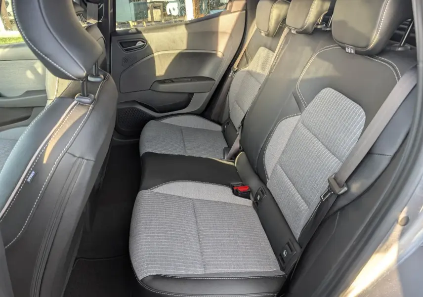 Vue côté gauche des sièges arrière gris et noirs en tissu et cuir de la Renault Clio 1.0 Tce Techno 2025