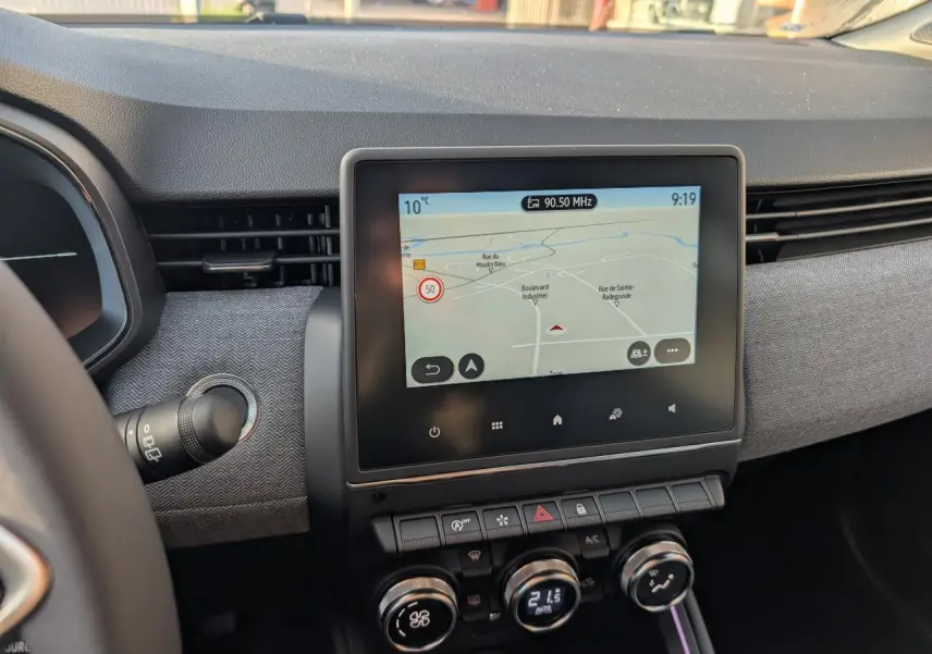 Tableau de bord gris mélangé de Renault Clio 2025 avec écran tactile central affichant la navigation.
