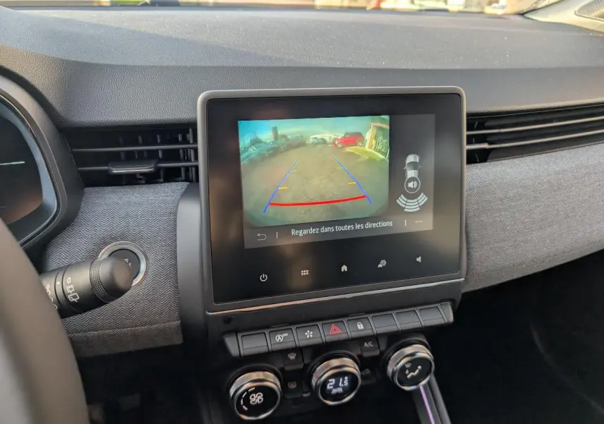 Vue intérieure du tableau de bord de la Renault Clio 2025 avec écran multimédia affichant la caméra de recul.