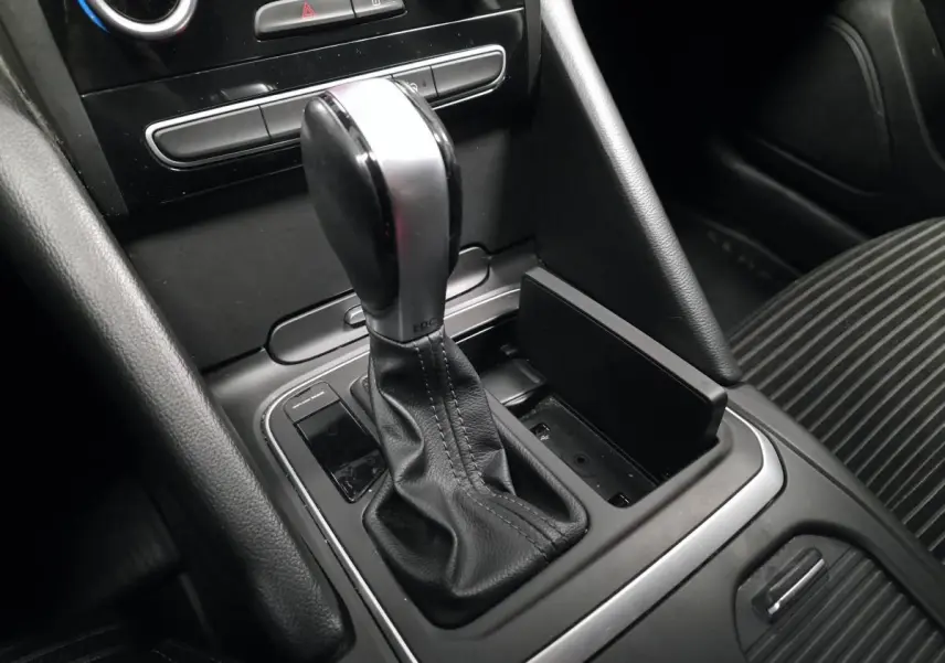 Le levier de vitesses automatique noir de la Renault Talisman Estate gris, vue rapprochée de la console centrale.