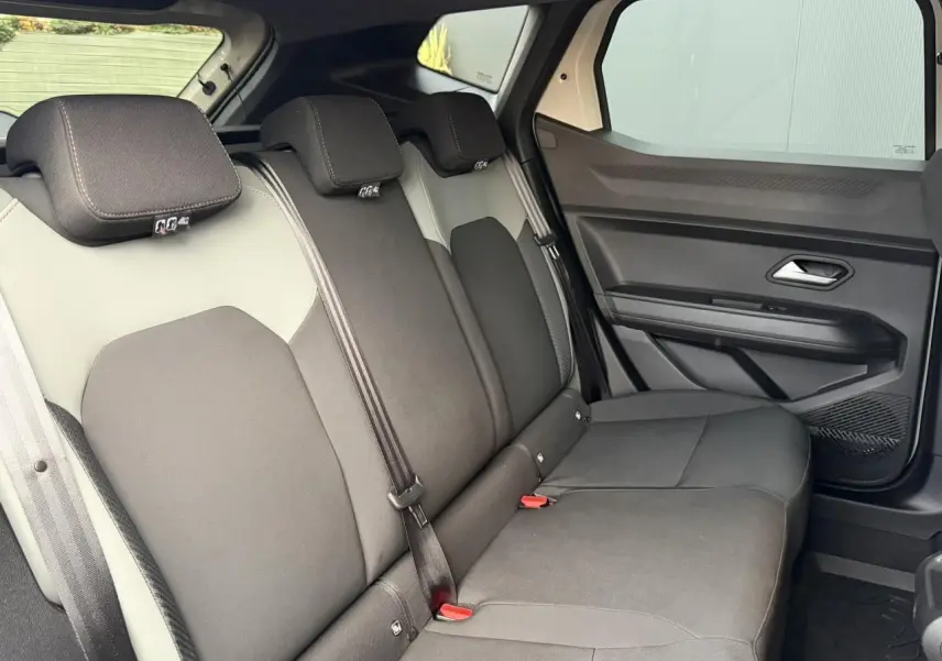 Vue latérale droite de la banquette arrière du Dacia Duster 2025, sellerie TEP MicroCloud gris foncé et beige.