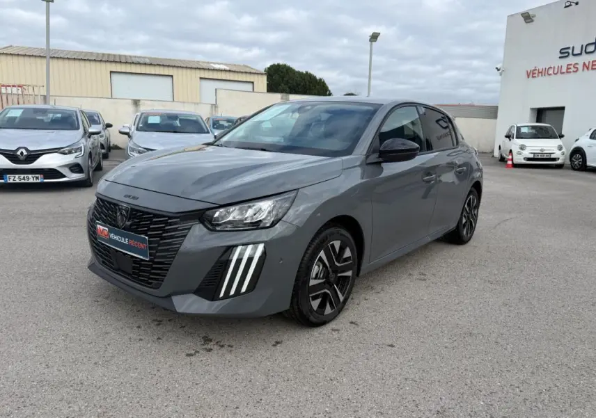 Peugeot 208 Hybrid gris vue 3/4 avant avec feux diurnes à LED et jantes alliage 16 pouces sur parking.