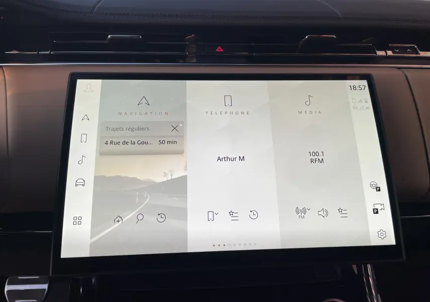 Écran tactile central du Range Rover Sport P440 HSE R-Dynamic 2023 affichant navigation, téléphone et média.
