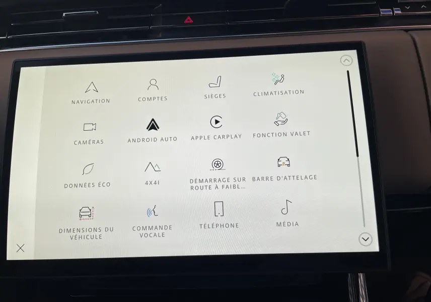 Écran tactile central du Range Rover Sport P440 HSE R-Dynamic 2023 affichant les icônes des fonctions connectées et de confort.