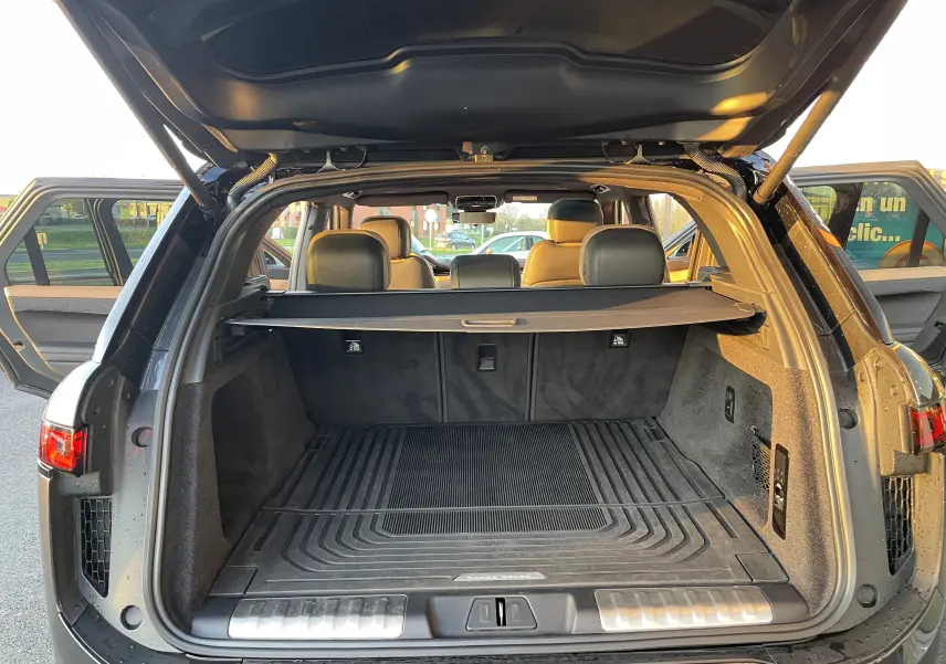 Vue arrière du coffre ouvert d’un Range Rover Sport P440 HSE R-Dynamic gris Carpathian avec intérieur cuir Caraway/Ebony.