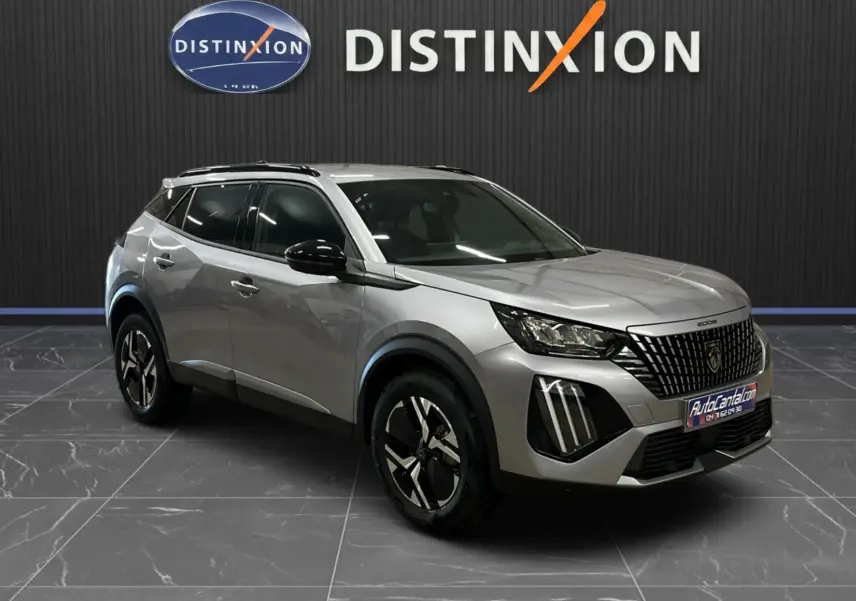Peugeot 2008 gris Artense métal en 3/4 avant droit, avec calandre distinctive et jantes bi-ton noires.